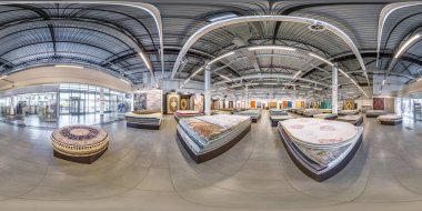Minsk, Belarus - Mayıs 2019: Tam dikişsiz hdri panorama 360 derecelik açı görünümü depolama makinesinin içi el yapımı halılar eşdikdörtgensel küresel içerik projeksiyonu ile örüldü