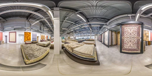 Minsk, Belarus - Mayıs 2019: Tam dikişsiz hdri panorama 360 derecelik açı görünümü depolama makinesinin içi el yapımı halılar eşdikdörtgensel küresel içerik projeksiyonu ile örüldü