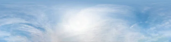 Cielo azul con hermosas nubes cúmulos. Panorama de hdri inconsútil Vista angular de 360 grados con cenit para su uso en gráficos 3D o desarrollo de juegos como cúpula del cielo o editar tiro de dron — Foto de Stock