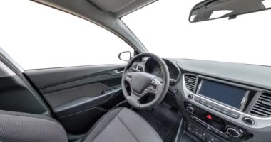 Prestij modern arabanın iç deri salonundaki panorama. direksiyon, vites kolu ve gösterge paneli beyaz arkaplanda izole edildi