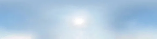 Jasne błękitne niebo z aureolowym słońcem. Bezproblemowa panorama hdri 360 stopni kąt widzenia z zenitem do wykorzystania w grafice 3D lub rozwoju gry jako kopuła nieba lub edytować strzał drona — Zdjęcie stockowe