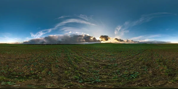 Pełna bezszwowa sferyczna panorama hdr 360 stopni kąt widzenia wśród pól z niesamowitymi czarnymi chmurami przed burzą w projekcji równoprostokątnej, wirtualna rzeczywistość Vr Ar zadowolona z zenitu — Zdjęcie stockowe