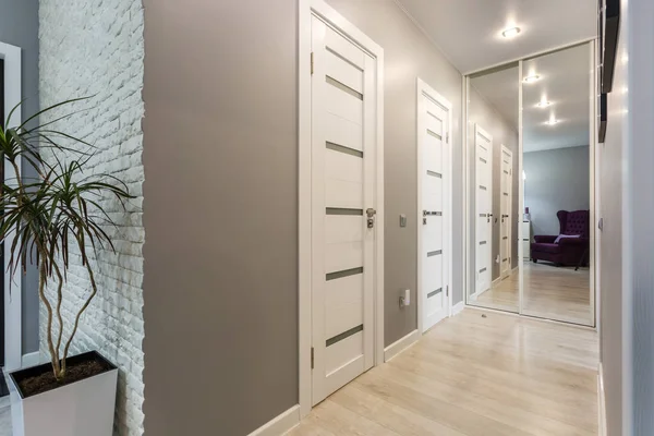 Puerta en moderno hall de entrada de pasillo en apartamentos caros —  Fotos de Stock