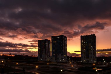 akşam kabarık kıvırcık haddeleme bulutlar inci karşı harika gün batımı