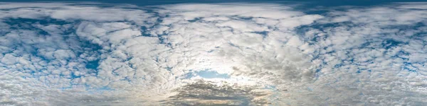 Cielo azul con hermosas nubes cúmulos. Panorama de hdri inconsútil Vista angular de 360 grados con cenit para su uso en gráficos 3D o desarrollo de juegos como cúpula del cielo o editar tiro de dron — Foto de Stock