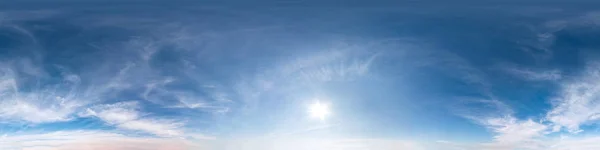 Cielo azul con hermosas nubes cúmulos. Panorama de hdri inconsútil Vista angular de 360 grados con cenit para su uso en gráficos 3D o desarrollo de juegos como cúpula del cielo o editar tiro de dron —  Fotos de Stock