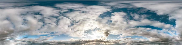 Cerul albastru cu nori cumulus frumoși. Panorama hdri fără sudură vedere unghiulară 360 de grade cu zenit pentru utilizare în grafica 3D sau dezvoltarea jocului ca domul cerului sau editarea dronei împușcat — Fotografie, imagine de stoc
