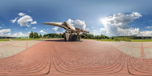 Panorama hdri sferică completă vedere unghiulară 360 de grade în apropierea vechilor aeronave militare de transport și monument de avioane de vânătoare în proiecție echirectangulară. Conținutul VR AR — Fotografie, imagine de stoc