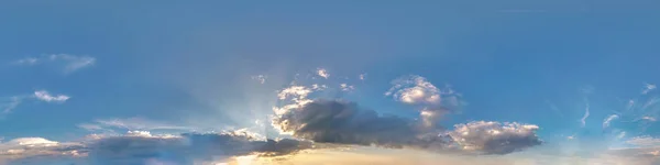 Céu azul escuro antes do pôr do sol com belas nuvens impressionantes. Panorama hdri sem costura 360 graus ângulo vista com zênite para uso em gráficos 3d ou desenvolvimento de jogos como cúpula do céu ou editar tiro drone — Fotografia de Stock