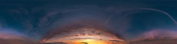 Nahtlose hdri-panorama 360-Grad-winkel-blick auf dunkelblauen himmel vor untergang mit schönen awesome wolken mit zenith für den einsatz in 3D-grafik oder spiel-entwicklung als sky dome oder bearbeiten drohnenschuss — Stockfoto