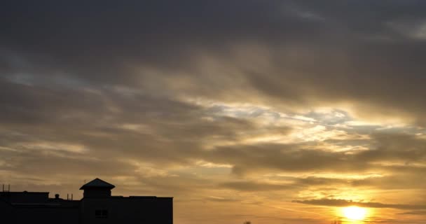 Tüylü Kıvırcık Kıvırcık Altostratus Bulutlarıyla Rüzgarlı Havada Siluet Binalarla Birlikte — Stok video