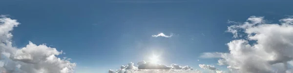 Błękitne niebo z pięknymi chmurami cumulus. Bezproblemowa panorama hdri 360 stopni kąt widzenia z zenitem do wykorzystania w grafice 3D lub rozwoju gry jako kopuła nieba lub edytować strzał drona — Zdjęcie stockowe