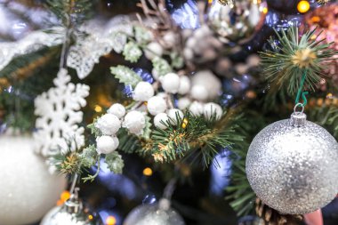 Yeni yılın beyaz oyuncakları ve köknar dalları 