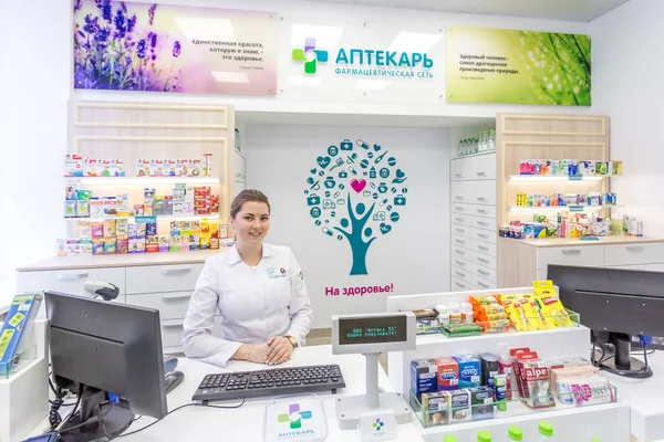 Minsk, Bealrus - Dezember 2019: Beraterin in einer modernen Apotheke — Stockfoto