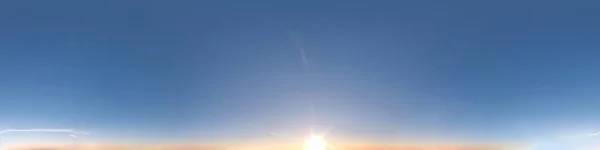 Jasne błękitne niebo z wiecznotrwałym palącym słońcem. Bezproblemowa panorama hdri 360 stopni kąt widzenia z zenitem do wykorzystania w grafice 3D lub rozwoju gry jako kopuła nieba lub edytować strzał drona — Zdjęcie stockowe