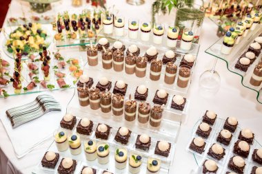 Catering. Saha dışında yemek. Çeşitli tatlı çikolata kanepeler, sandviç ve lor, çilek, peynir ve nane ile aperatifler ile Büfe tablo