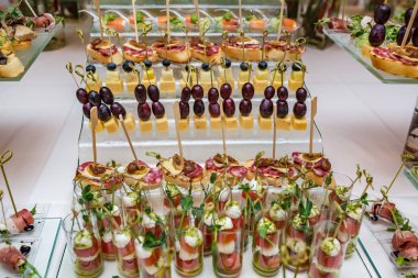 Catering. Saha dışında yemek. Çeşitli kanepeler, kum ile büfe masası