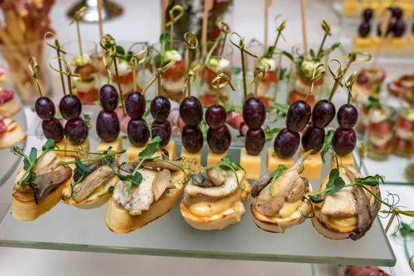 Catering. Comida fuera del lugar. Mesa Buffet con varios canapés, arena —  Fotos de Stock