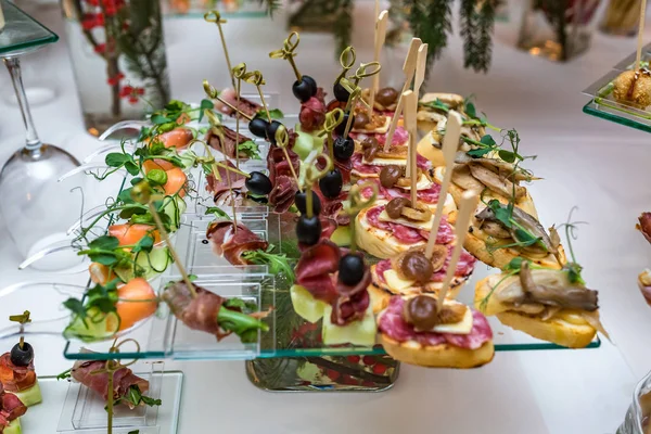 Catering. Comida fuera del lugar. Mesa Buffet con varios canapés, arena — Foto de Stock