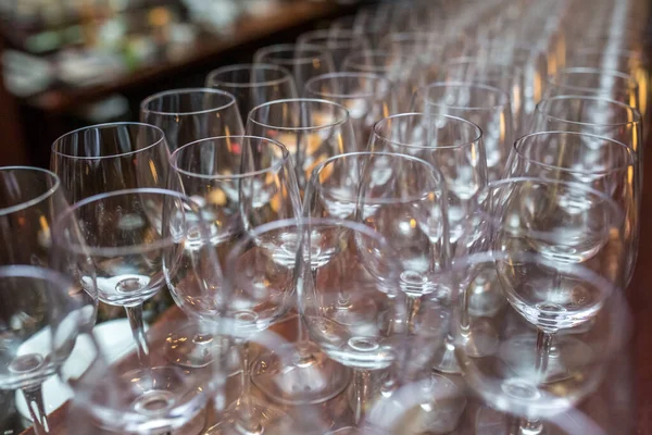 Banyak gelas kosong di meja pesta resepsi. Tutup pada r — Stok Foto