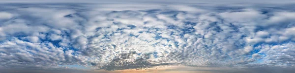 Kék ég gyönyörű felhőkkel. Zökkenőmentes hdri panoráma 360 fokos szög kilátás zenith használatra 3D-s grafika vagy játék fejlesztése, mint az ég kupola vagy szerkesztése drón lövés — Stock Fotó
