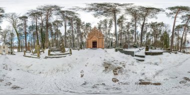 Tam dikişsiz kış hdri panoraması eşdikdörtgen küresel küp projeksiyonunda 360 derece açı. Eski mezarlıkta 360 haç manzarası ve küçük kilise, Vr Ar içeriği