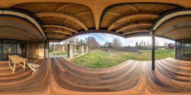 Tamamen kusursuz hdri panorama 360 açısı boş koridor verandasının içinde panoramik pencereli ahşap köşeli ev eşit dikdörtgen küresel projeksiyonlu.