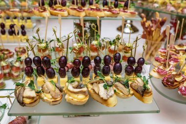 Catering. Saha dışında yemek. Çeşitli kanepeler, sandviçler, hamburgerler ve atıştırmalıklar içeren büfe masası. 