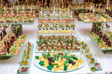 Catering. Saha dışında yemek. Çeşitli kanepeler, sandviçler, hamburgerler ve atıştırmalıklar içeren büfe masası. 
