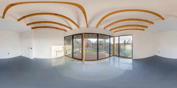 Πλήρης απρόσκοπτη hdri πανόραμα 360 γωνία σε λευκό άδειο διαμέρισμα εσωτερικό με πανοραμικά παράθυρα και ξύλινη οροφή rafter σε εξοχική κατοικία σε equiορθογώνιο σφαιρικό project.Vr περιεχόμενο — Φωτογραφία Αρχείου