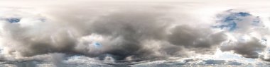 Fırtınadan önce güzel bulutları olan mavi gökyüzü. 3D grafiklerde ya da oyun geliştirmede gökyüzü kubbesi olarak kullanılmak ya da insansız hava aracı görüntüsünü düzenlemek için 360 derecelik kusursuz hdri panorama görünümü ile doruk noktası