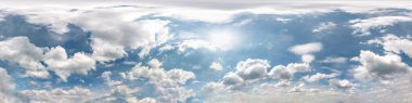 Güneşli bir günde güzel bulutlu mavi gökyüzü. 3D grafiklerde ya da oyun geliştirmede gökyüzü kubbesi olarak kullanılmak ya da insansız hava aracı görüntüsünü düzenlemek için 360 derecelik kusursuz hdri panorama görünümü ile doruk noktası