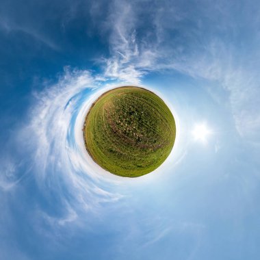 Küresel panoramanın 360 derecelik küçük gezegen dönüşümü. Muazzam güzel bulutları olan küresel soyut hava manzarası. Uzayın eğriliği.