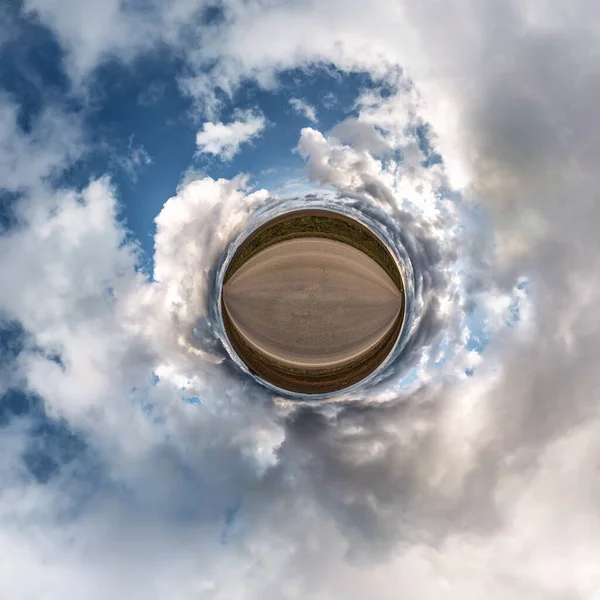 Pequeña transformación planetaria del panorama esférico 360 grados. Vista aérea abstracta esférica en el campo con impresionantes nubes hermosas. Curvatura del espacio . —  Fotos de Stock