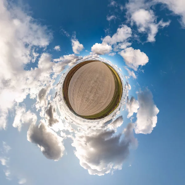 Pequeña transformación planetaria del panorama esférico 360 grados. Vista aérea abstracta esférica en el campo con impresionantes nubes hermosas. Curvatura del espacio . —  Fotos de Stock