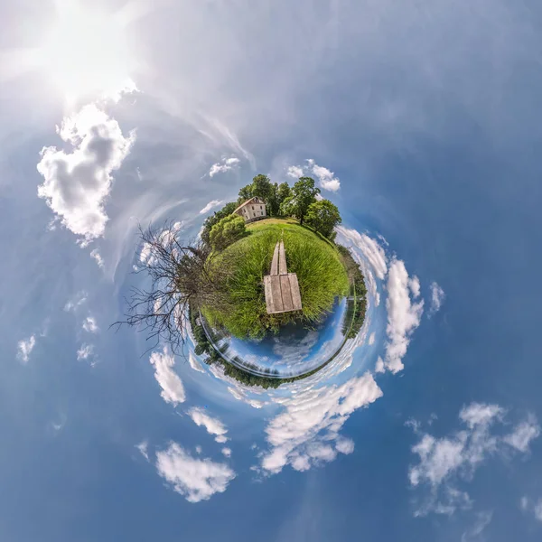 Pequeña transformación planetaria del panorama esférico 360 grados. Vista aérea abstracta esférica en el campo con impresionantes nubes hermosas. Curvatura del espacio . —  Fotos de Stock