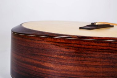Beyaz arka planda altı dizeleri akustik gitar alt güverte ahşap doku. gitar şekli