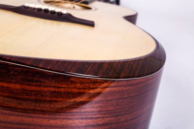 Beyaz arka planda altı dizeleri akustik gitar alt güverte ahşap doku. gitar şekli