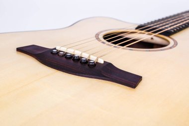 Beyaz arka planda altı dizeleri akustik gitar alt güverte ahşap doku. gitar şekli