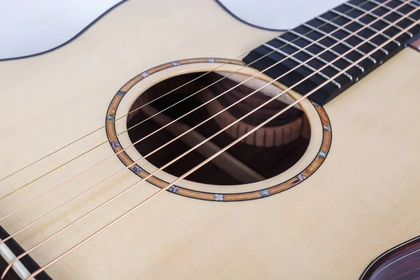Tekstura drewna dolnego pokładu sześciu strun gitara akustyczna na białym tle. kształt gitary — Zdjęcie stockowe