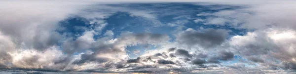 Ciel bleu avec de beaux cumulus nocturnes. Panorama sans couture hdri Vue d'angle 360 degrés avec zénith pour une utilisation dans les graphismes 3D ou le développement de jeux comme dôme du ciel ou éditer un tir de drone — Photo