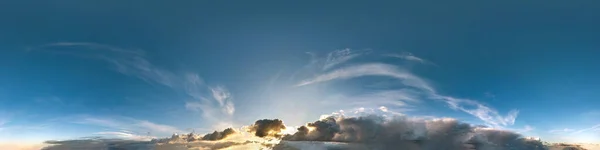 Koyu mavi gökyüzü gün batımından önce güzel bulutlarla fırtına üstüne fırtına. 3D grafiklerde ya da oyun geliştirmede gökyüzü kubbesi olarak kullanılmak ya da insansız hava aracı görüntüsünü düzenlemek için 360 derecelik kusursuz hdri panorama görünümü ile doruk noktası — Stok fotoğraf