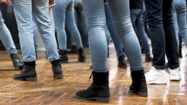 Grote Groep Kinderen Dansen Synchroon Blauwe Jeans Zwarte Laarzen Opleiding — Stockvideo