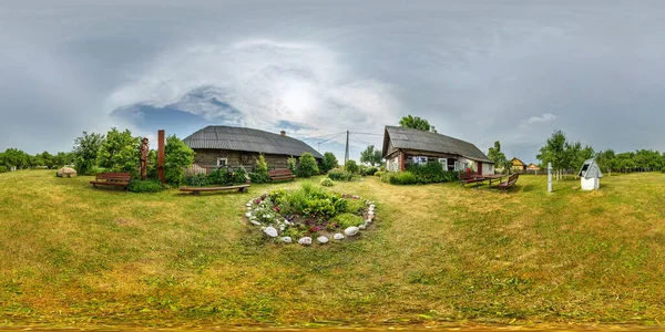 Pełna bezszwowa sferyczna panorama hdri 360 stopni kąt widzenia w pobliżu drewnianego domu w wiosce po sztormie w równo prostokątnej projekcji, gotowy Ar Vr treści rzeczywistości wirtualnej — Zdjęcie stockowe