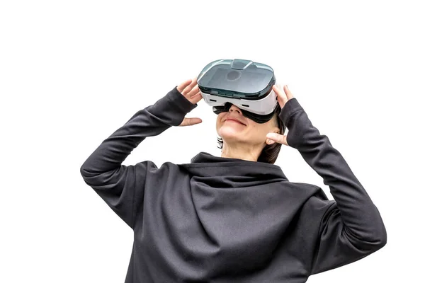 Idős nő 360 nézet virtuális valóság szemüveg játszik a játékot elszigetelt fehér háttér. 3D-s eszköz szerkentyű néz filmeket utazás és szórakozás 3D-s térben.. karton Vr Ar szemüveg — Stock Fotó