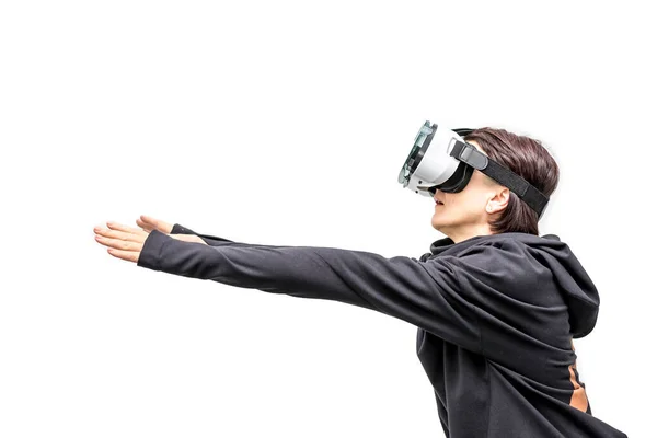Idős nő 360 nézet virtuális valóság szemüveg játszik a játékot elszigetelt fehér háttér. 3D-s eszköz szerkentyű néz filmeket utazás és szórakozás 3D-s térben.. karton Vr Ar szemüveg — Stock Fotó