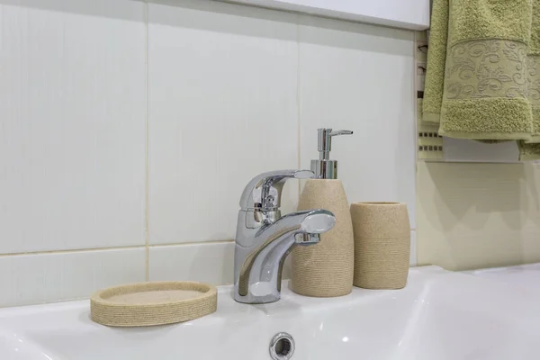 Sabonetes e dispensadores de shampoo perto de pia de torneira de água cerâmica com torneira em banheiro caro loft ou cozinha — Fotografia de Stock
