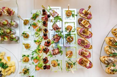 Catering. Saha dışında yemek. Çeşitli kanepeler, kum ile büfe masası