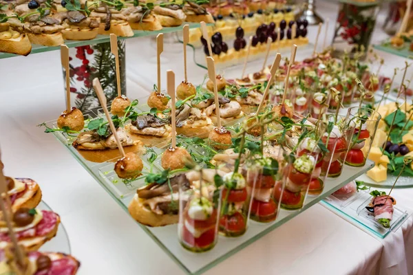 Catering. Essen außerhalb des Betriebs. Buffettisch mit verschiedenen Canapes, Sand — Stockfoto