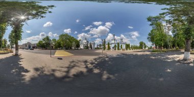 Schuchin, Belarus - Ağustos 2019: Zirve ve ve az ile birlikte kilisenin eşdikdörtgen küresel projeksiyonu yakınındaki parkta tam dikişsiz küresel hdri panorama 360 derecelik açı görüntüsü. Vr içeriği için